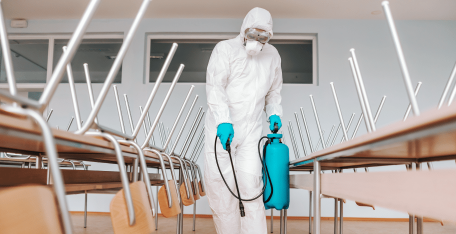 RR Gebäudereinigung Mitarbeiterin bei der Arbeit